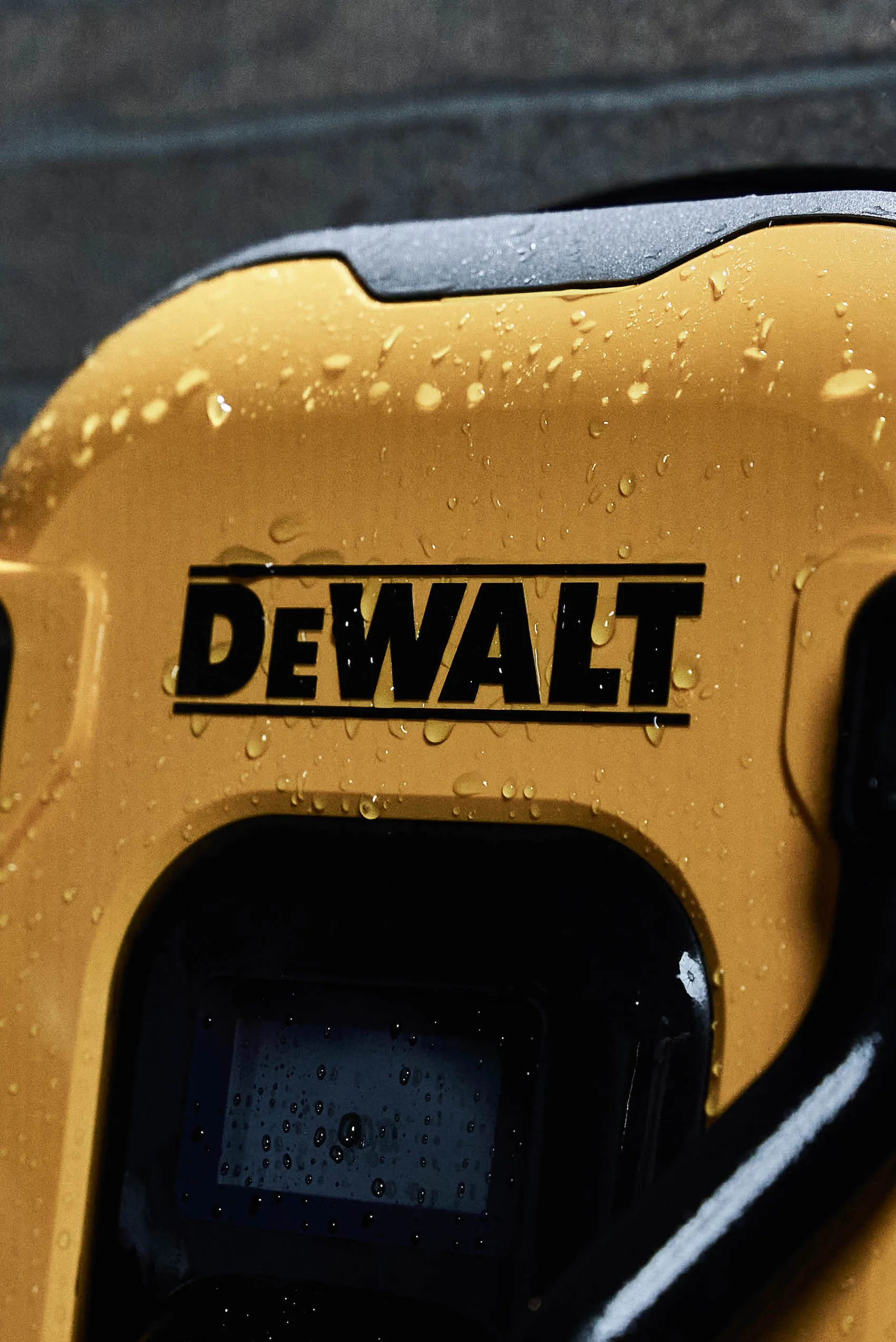 DEWALT şarj cihazının gövde ve kablo detayları